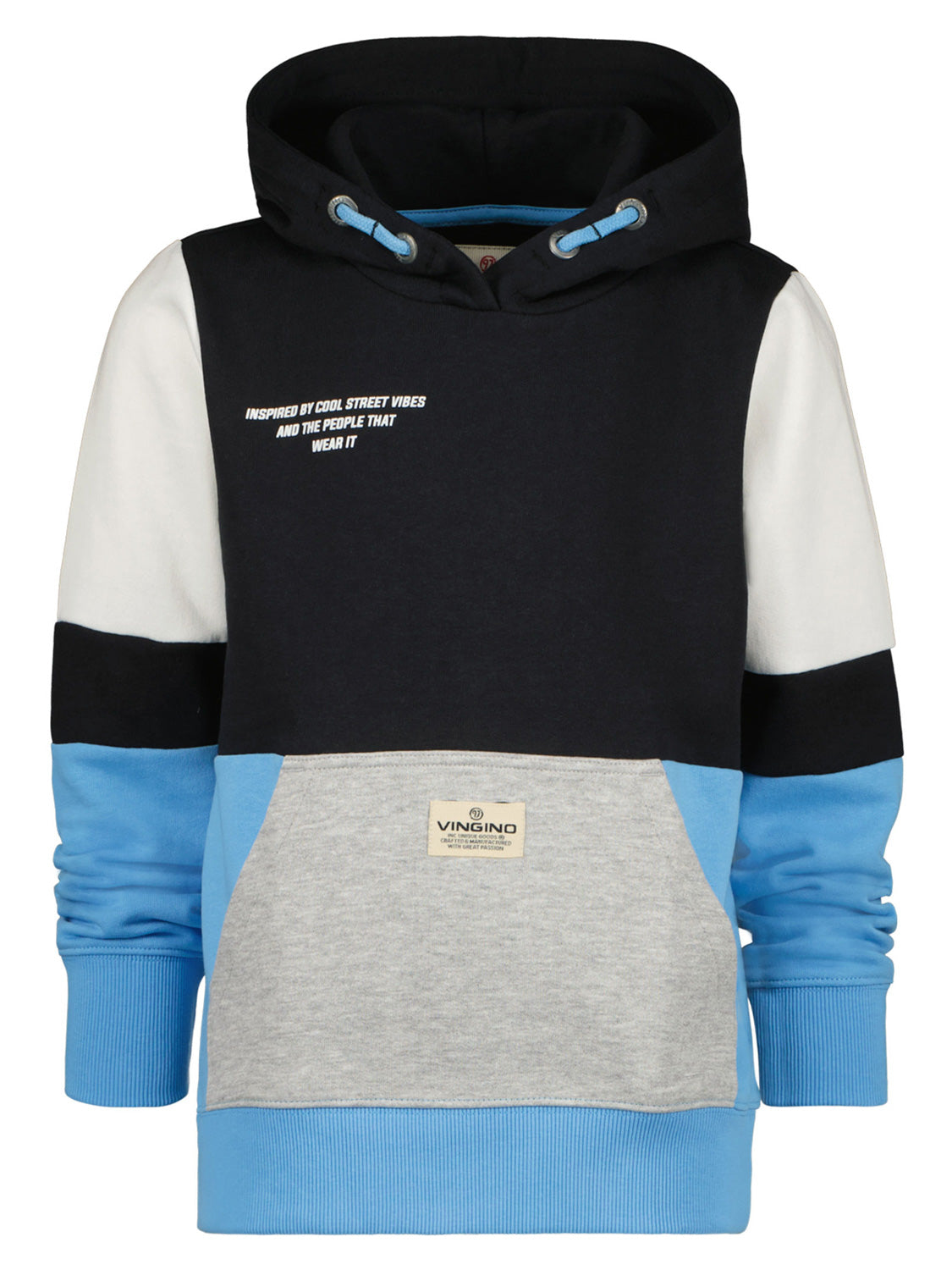 Hoodie Blau mit schwarz-weißen Ärmeln, blauen Details und grauer Kängurutasche. Aufschrift INSPIRED BY COOL STREET VIBES und Label VINGINO auf der Tasche.