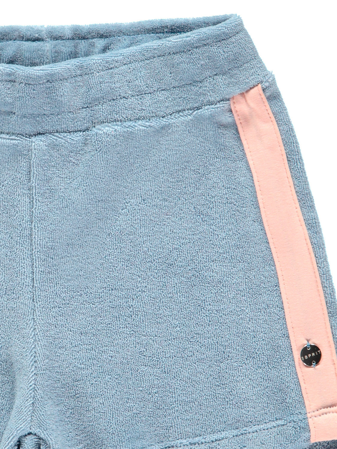 Nahaufnahme der Shorts Hellblau aus weichem Frottee-Stoff mit peach-pinkem Streifen an der Seitennaht und einem kleinen, runden Metall-Tag mit Esprit-Logo.