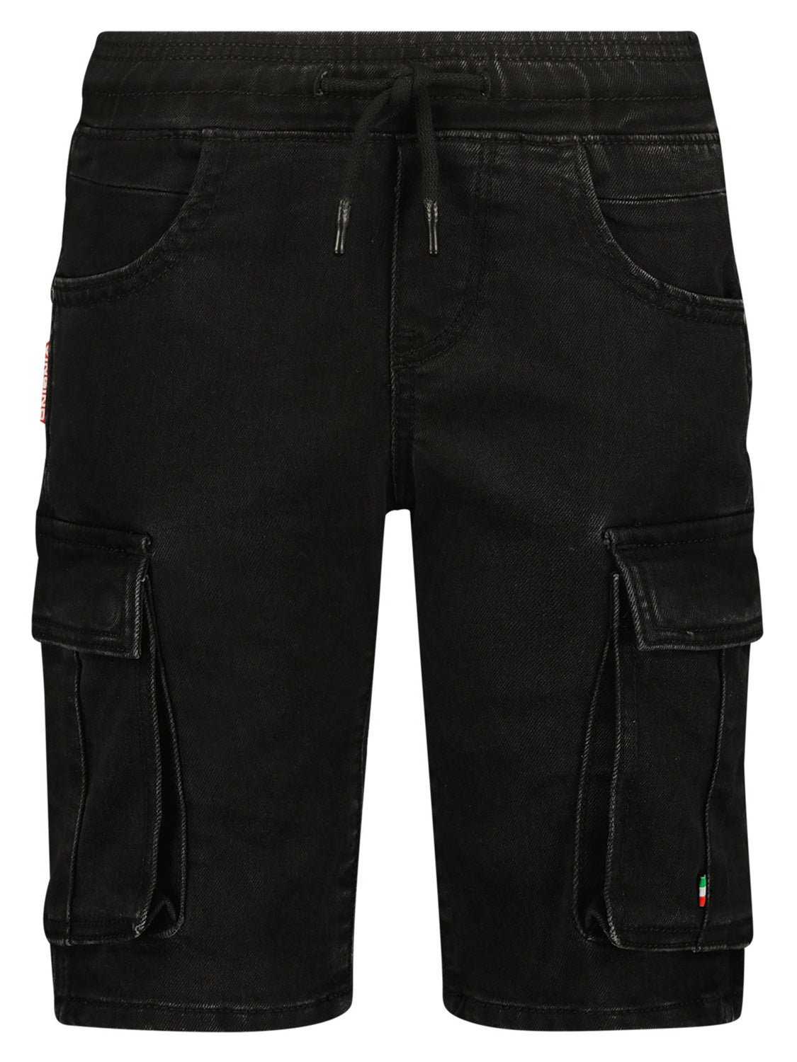 Kniehohe schwarze Jeans-Shorts CECARIO aus Denim mit elastischem Bund, Kordelzug, vorderen Taschen, Cargo-Taschen mit Patten und einem kleinen rot-weiß-grünen Detail auf einer Tasche.