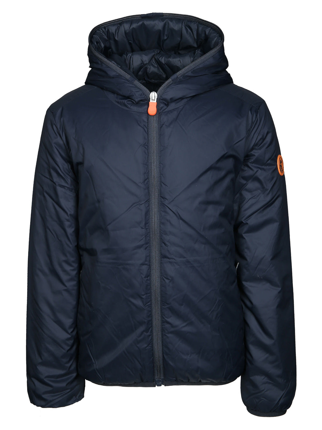 Winterjacke JOSH GIRE in blau: Navy-blauer, gesteppter Kapuzenmantel mit Frontreißverschluss und orangefarbenem Zugband, sowie kleinem, rundem Logopatch auf einem Ärmel. Ideal für kalte Tage.
