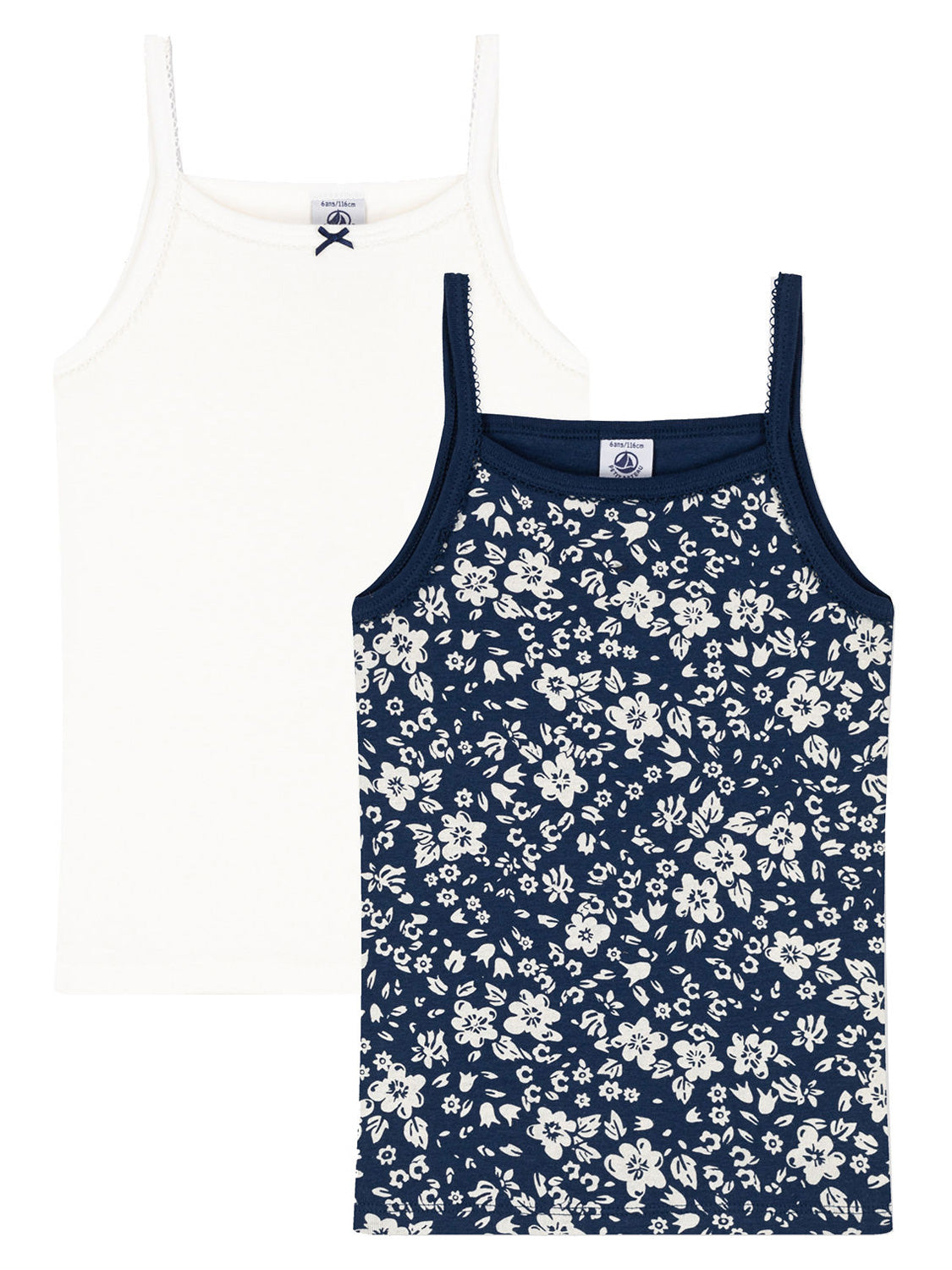 Unterhemd SUZETTE 2er Pack: Ein weißes Cami-Top und ein navyblaues mit weißem Blumenmuster, beide mit schmalen Trägern, ideal für Mädchen.