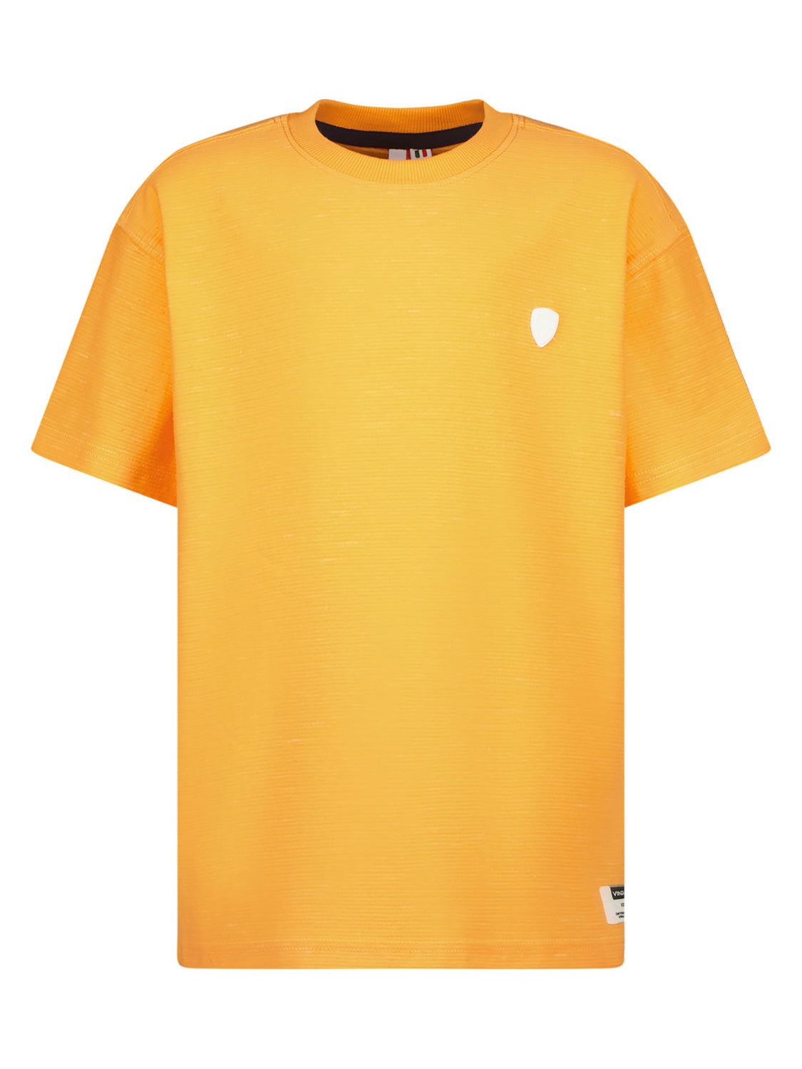 T-Shirt HINJEK in Sodaorange mit kleinem weißen Emblem auf der linken Brust und winzigem Etikett am Saum. Perfekt für schlichte Babymode.