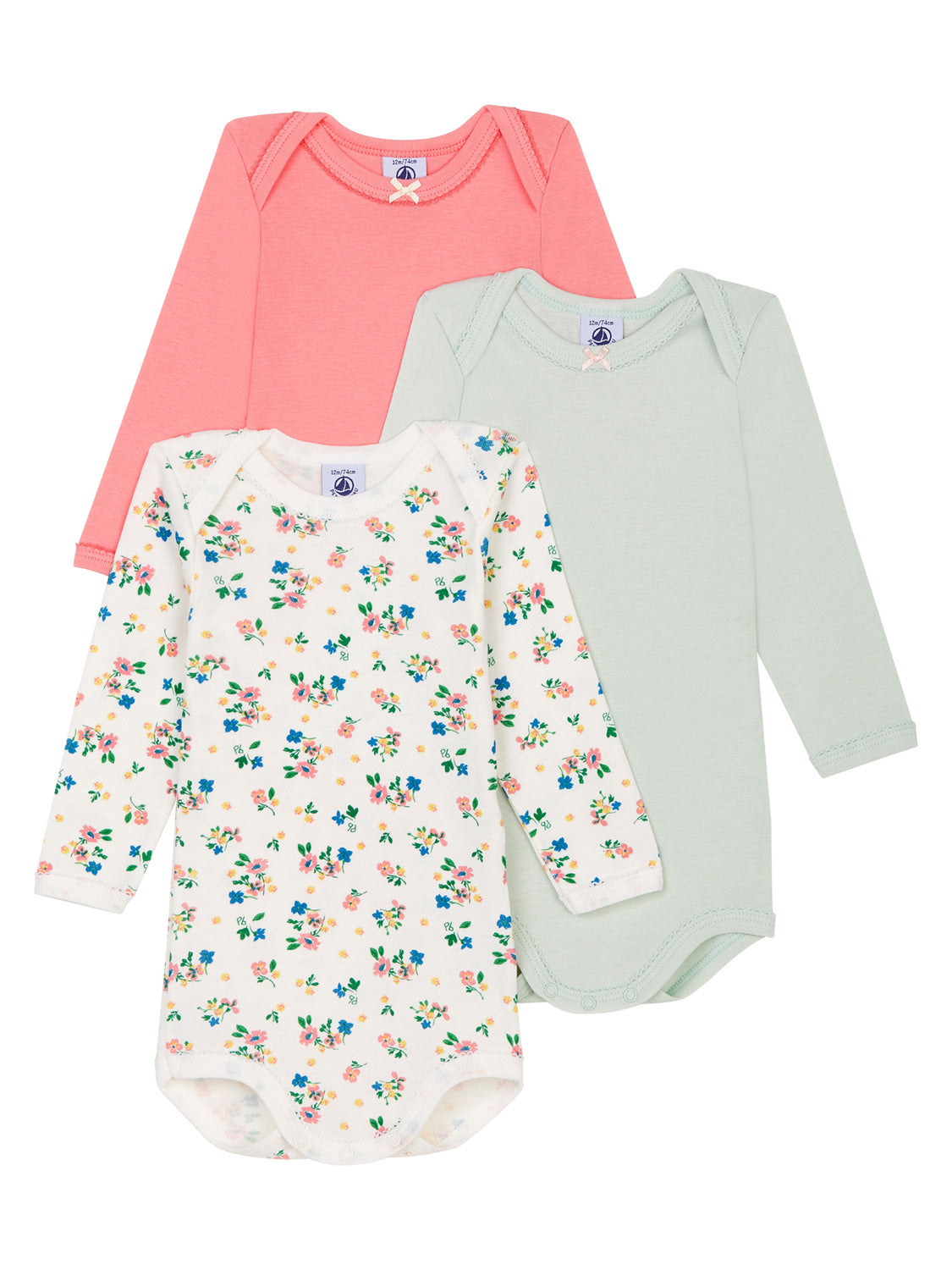 Langarm-Body FLORAL 3er-Pack: Set aus drei Bodysuits mit Umschlag-Schultern, bestehend aus einem coral-pink, einem mintgrün und einem weiß mit Blumenmuster. Ideal für Babys.