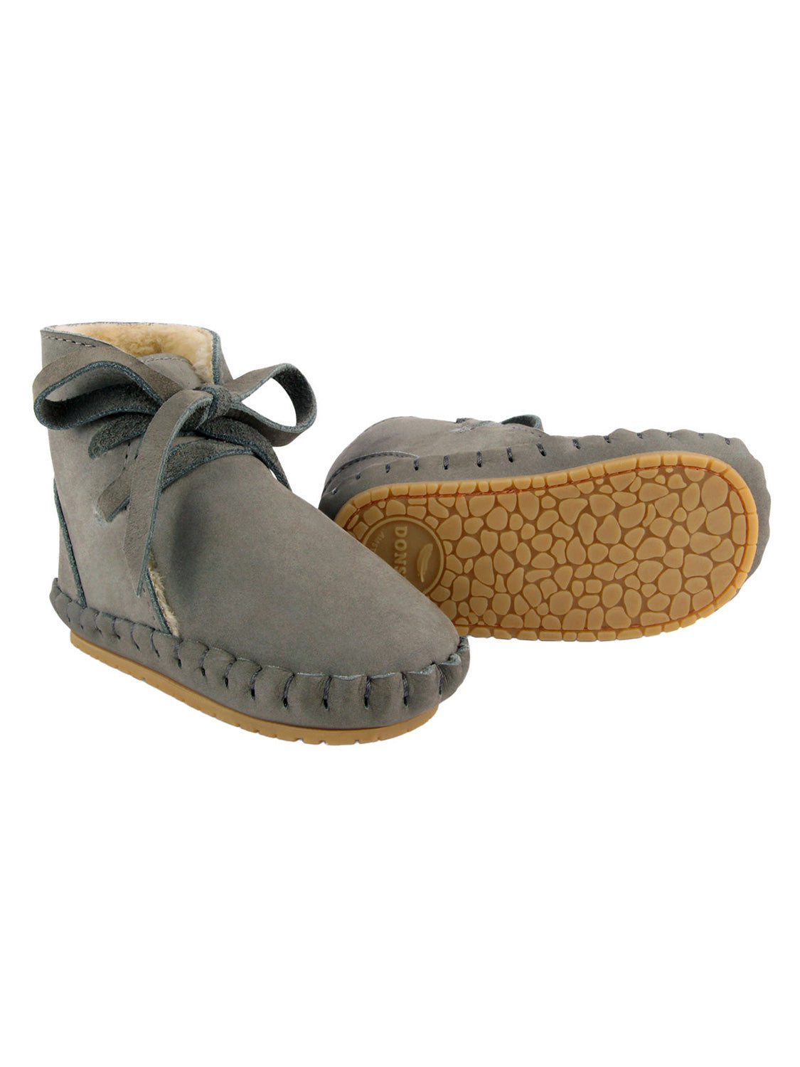 Lauflernschuhe PINA CLASSIC gefüttert in stone: Graue Mokassins aus weichem Wildleder mit sichtbaren Nähten, gummierter Sohle und warmem Fleecefutter, ideal für Babys und Kleinkinder.