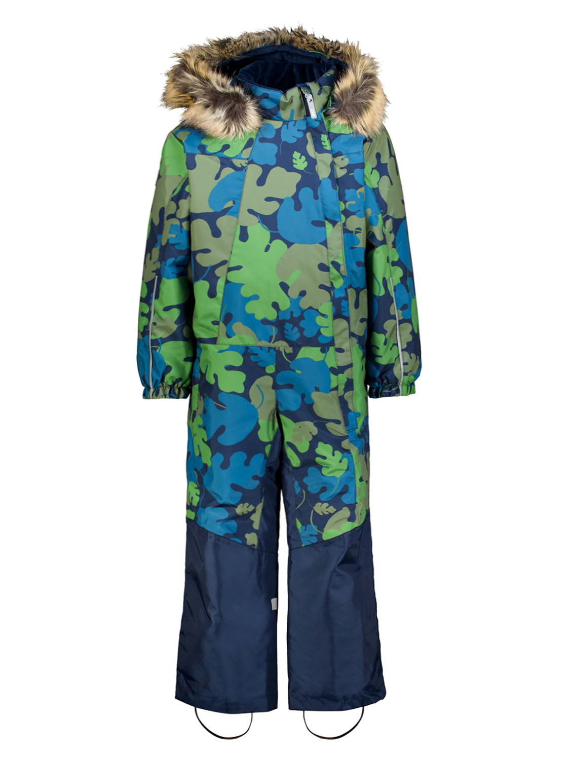 Overall Dexi Grün: Ein einteiliger Kinderschneeanzug mit Kapuze und Kunstfell, Camouflagemuster in Blau-Grün, und navyfarbene Beine mit elastischen Stegriemen für sicheren Sitz.