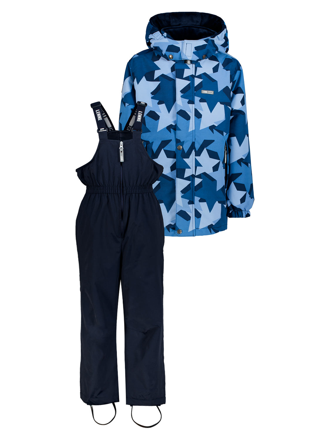 Zweiteiliges Skibekleidung Ronit Blau Set: Kapuzenjacke mit geometrischem Muster und navyblaue, isolierte Latzhose mit verstellbaren Schulter- und Fußriemen für Kinder.