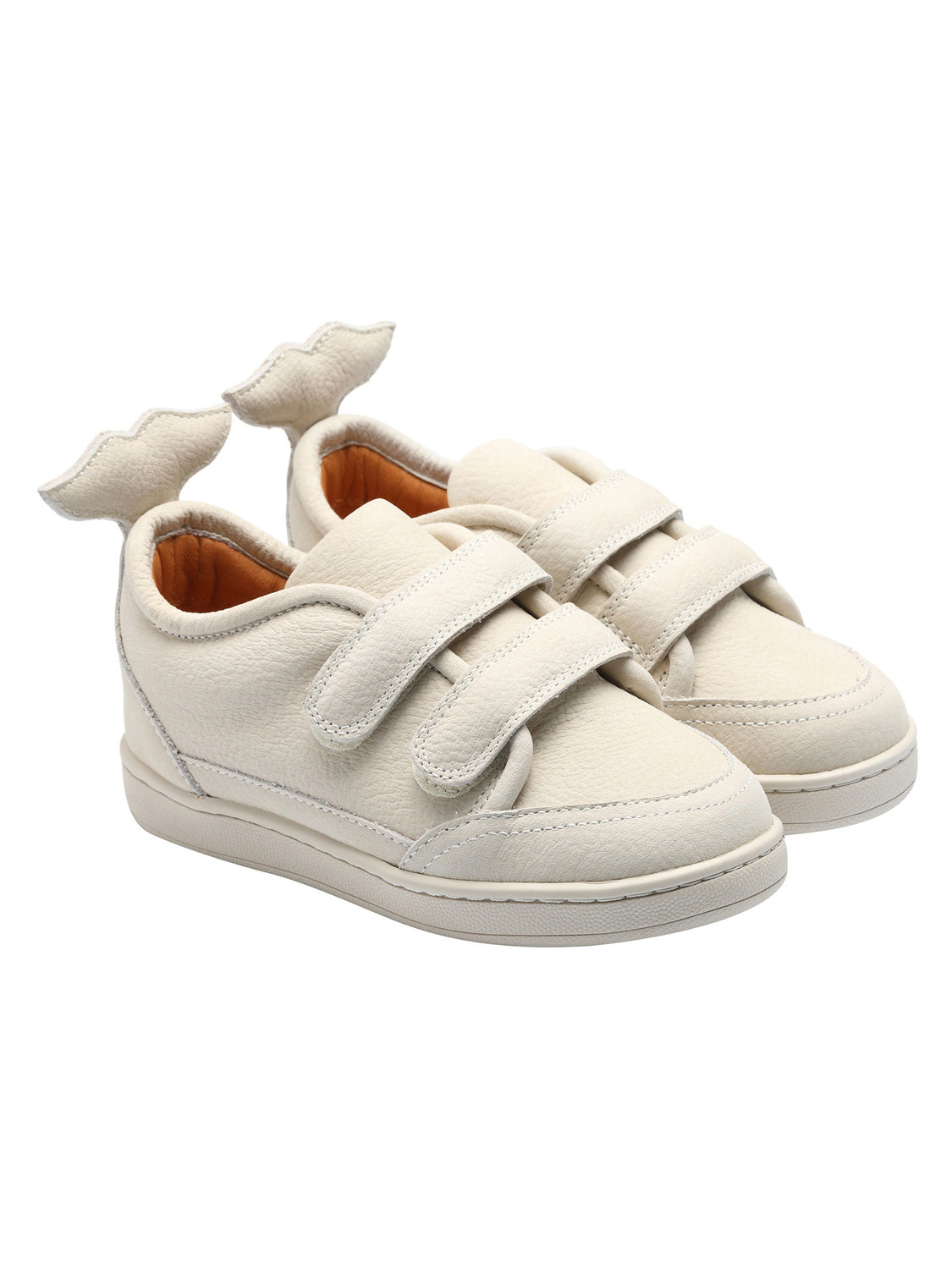 Klett-Halbschuhe RIAN in cream: Off-White Ledersneaker mit zwei breiten Klettverschlüssen, stilisiertem Fersenflügel und karamellfarbener Innenauskleidung. Minimalistisches Design, ideal für stilbewusste Kids.