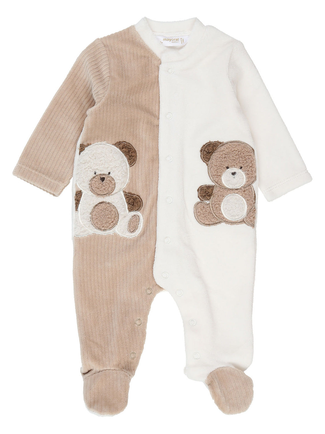 Strampler MIXED BEARS in hellbraun/weiß: Zweifarbiger Baby-Overall mit langen Ärmeln, Druckknöpfen vorne bis zum Knöchel und zwei Teddy-Applikationen auf der Brust.