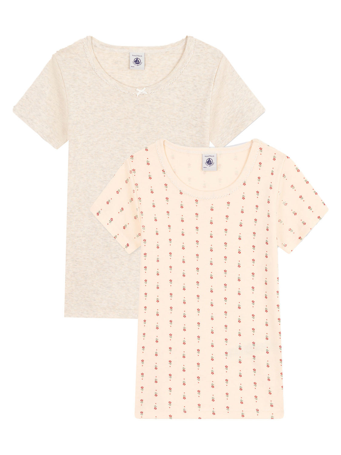 Zwei Damen-T-Shirts im 2er-Pack Unterhemd BASIC von bellybutton: ein einfarbiges Off-White mit Schleife, ein geblümtes Muster in Rot-Grün.