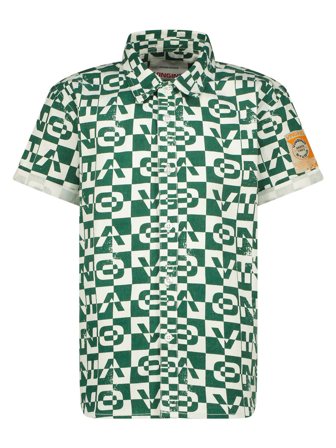 Kurzarm-Hemd LAMPO AOP mit grün-weißem Checkerboard-Muster aus stilisierten Buchstaben, kleiner orangefarbener Skate-Studio-Logo-Patch auf dem Ärmel.