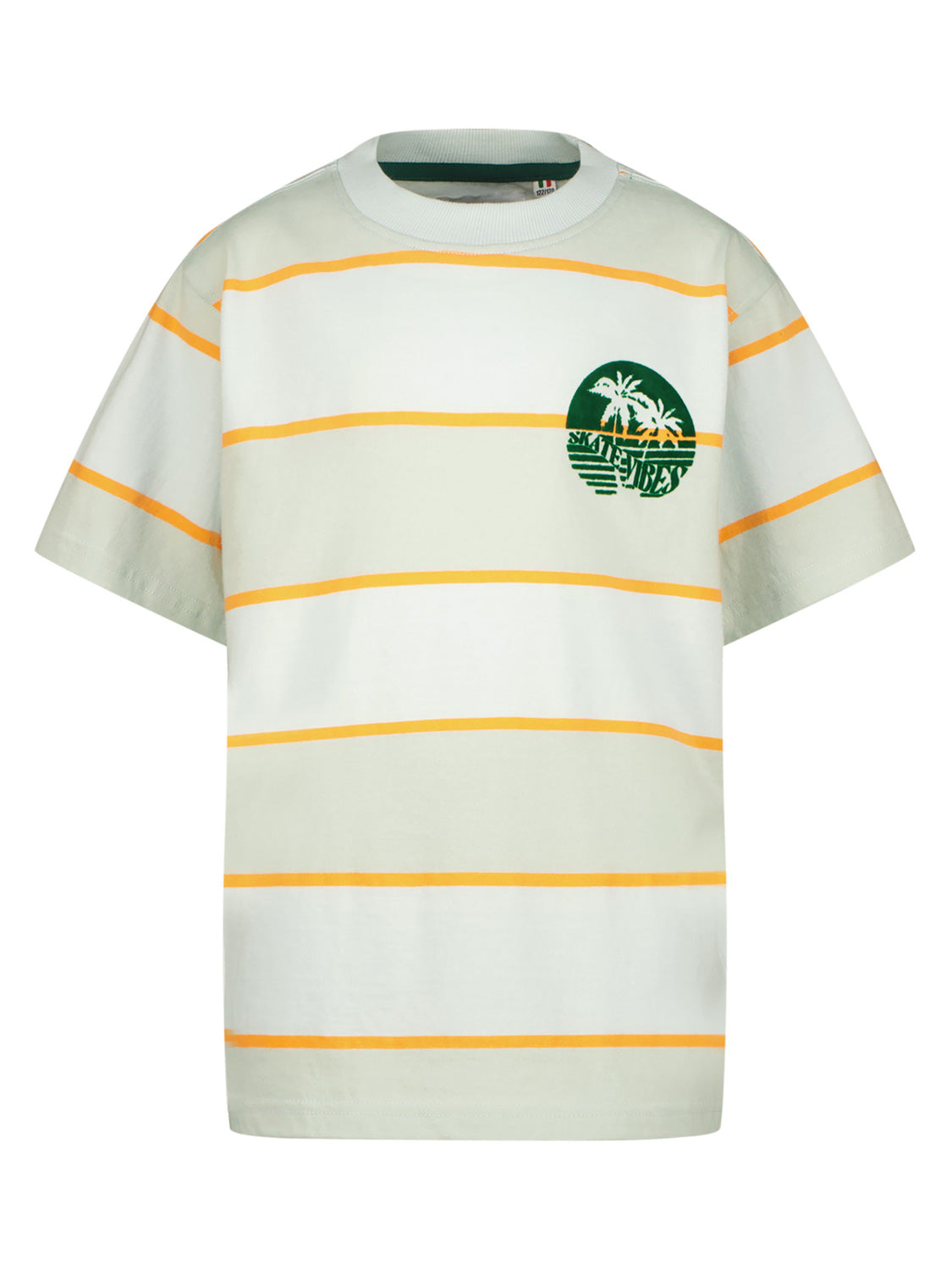 Kurzärmliges T-Shirt HIPE in Maya Blue mit schmalen gelben Streifen und grünem Palmenmotiv mit „SKATE VIBES“ auf der linken Brust. Ideal für trendige Kinderkleidung.