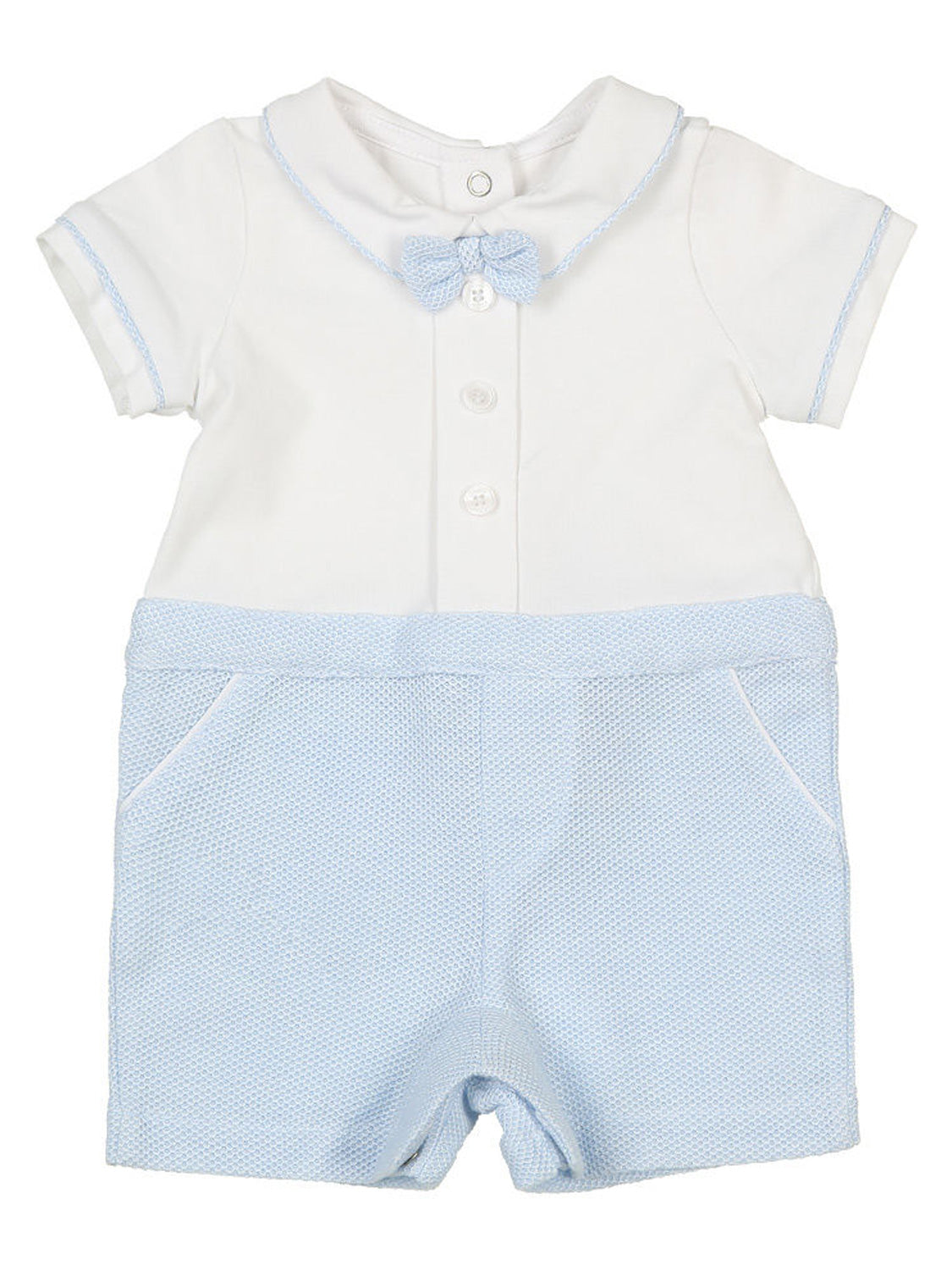 Einteiliges Baby-Spieler LITTLE MEN mit gestrickter Fliege, kurzen Ärmeln, drei Knöpfen und integrierter hellblauer Shorts, ideal für stilvolle Anlässe bei bellybutton.