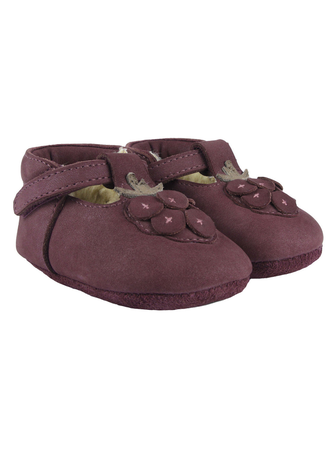 Krabbelschuhe CARLIE - RASPBERRY gefüttert aus pflaumenfarbenem Wildleder mit Riemenverschluss und blütenförmiger Verzierung auf jedem Zeh, perfekt für Babys.