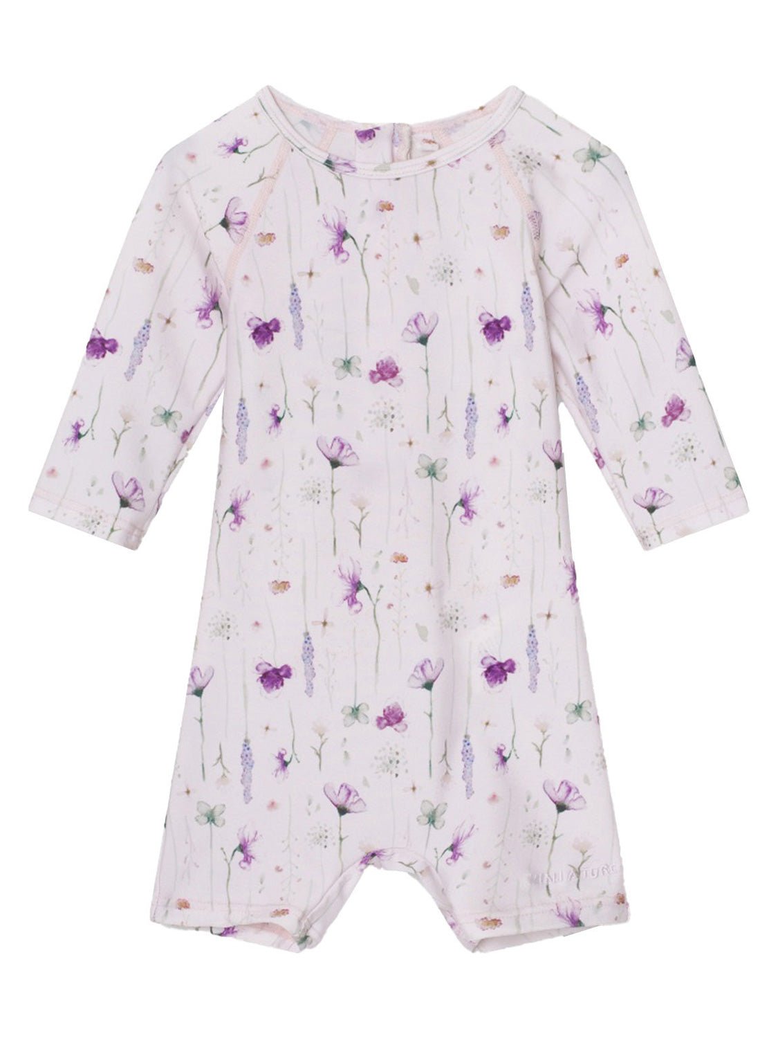 Einteiliger Schwimmanzug MATGOLDIE FLOATING FLOWERS mit langen Ärmeln und kurzen Beinen, zart bedruckt mit lila und grünen Blumen, ideal für Babys.