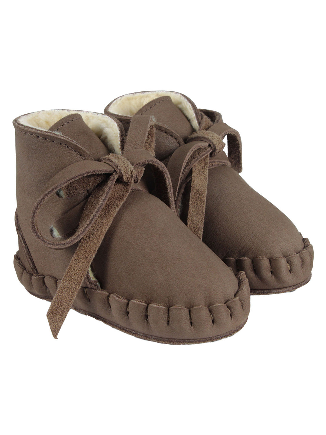 Krabbelschuhe PINA CLASSIC gefüttert in hazelnut: Kleine, braune Baby-Mokassins mit weichem Leder, gefüttertem Innenraum, Peitschenstichsohlen und dünnen Wildlederbändern vorn. Perfekt für Wärme und Komfort.