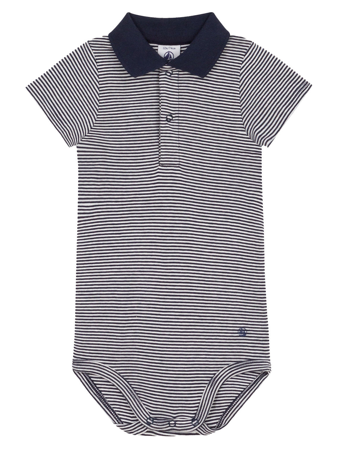 Kurzarm-Body POLO STRIPES in smoking/marshmallow: Ein gestreifter Baby-Body mit Polokragen, kurzen Ärmeln, Knopfleiste vorn und praktischen Druckknöpfen unten für einfaches Windelwechseln.