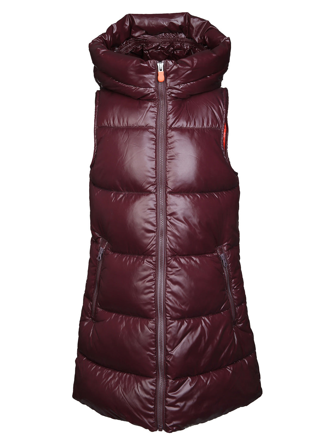 Lange, ärmellose Steppweste UMA LUCK in burgundyblack mit hohem Kragen, durchgehendem Reißverschluss und seitlichen Reißverschlusstaschen, ideal für Wärme und Stil im Winter.