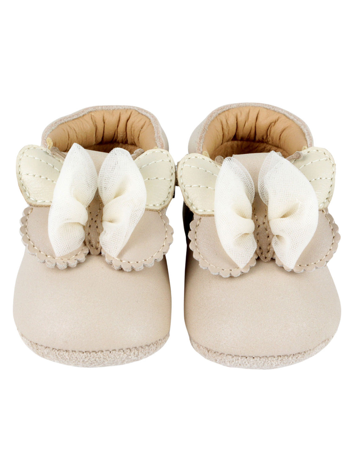 Krabbelschuhe AMDY in Puder: Winzige, cremefarbene Babyschuhe aus weichem Lederimitat mit gewelltem Rand und Stoffschleife, ideal für stilvolle Babys von bellybutton.