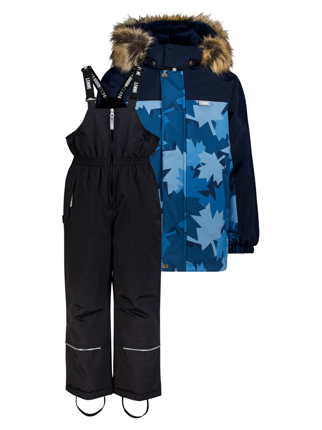 Kinder-Skibekleidung Shay Marineblau: Wetterfester, blauer Winterjacke mit Kapuze und schwarzer Schneehose, ideal für Outdoor-Aktivitäten bei Kälte, erhältlich bei bellybutton.