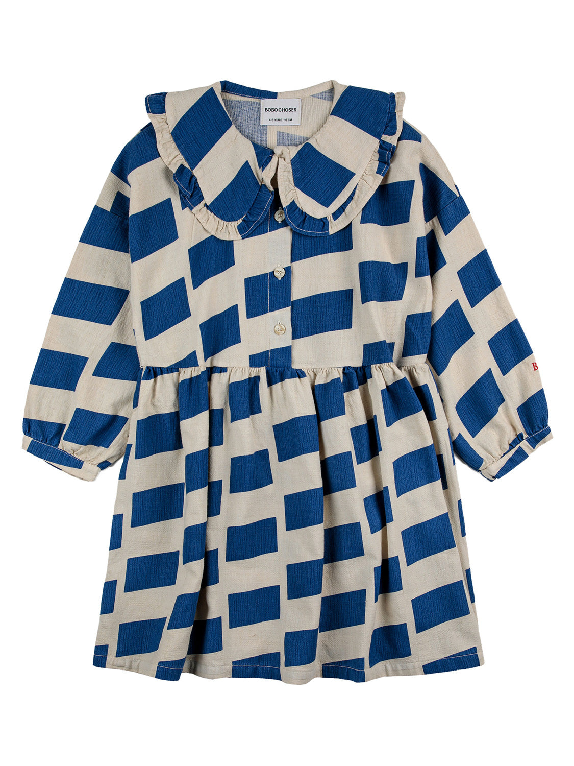 Langarm-Kleid CHECKER ALL OVER für Kinder, mit puffigen Ärmeln, Rüschenkragen und blauen Rechtecken auf cremefarbenem Stoff, Bobo Choses Label am Nacken.