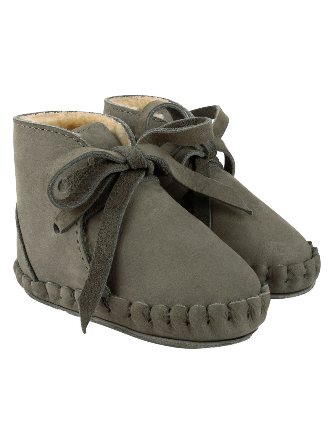 Krabbelschuhe PINA CLASSIC gefüttert in stone stone, weiche Wildleder-Babyschuhe im Mokassin-Stil mit genähter Sohle und Wildlederschnürsenkel zu einer Schleife gebunden, ideal für Komfort und Stil.