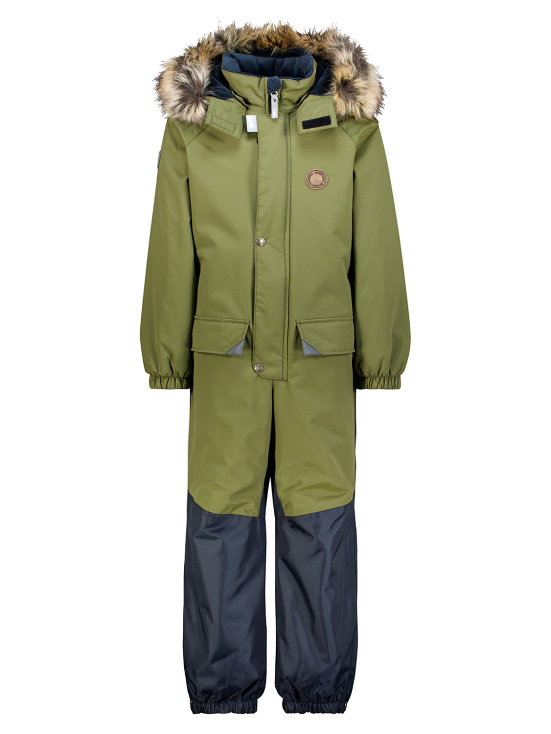 Overall Kert Olivgrün: Kinder-Schneeanzug mit Reißverschluss, Druckknöpfen, elastischen Bündchen, Hüfttaschen und Kapuze mit Kunstfell, ideal für winterliche Outdoor-Abenteuer.