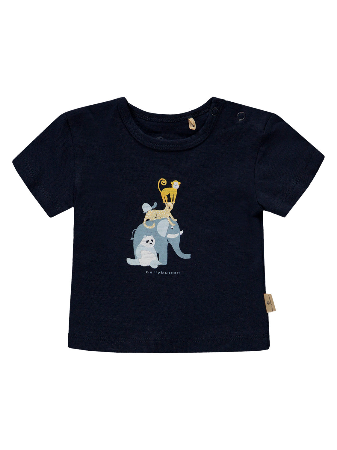 T-Shirt Marineblau für Babys mit verspieltem Tiermotiv: Elefant, Bär, Gepard und Affe. bellybutton Label unter der Illustration, seitlicher Markenanhänger sichtbar.