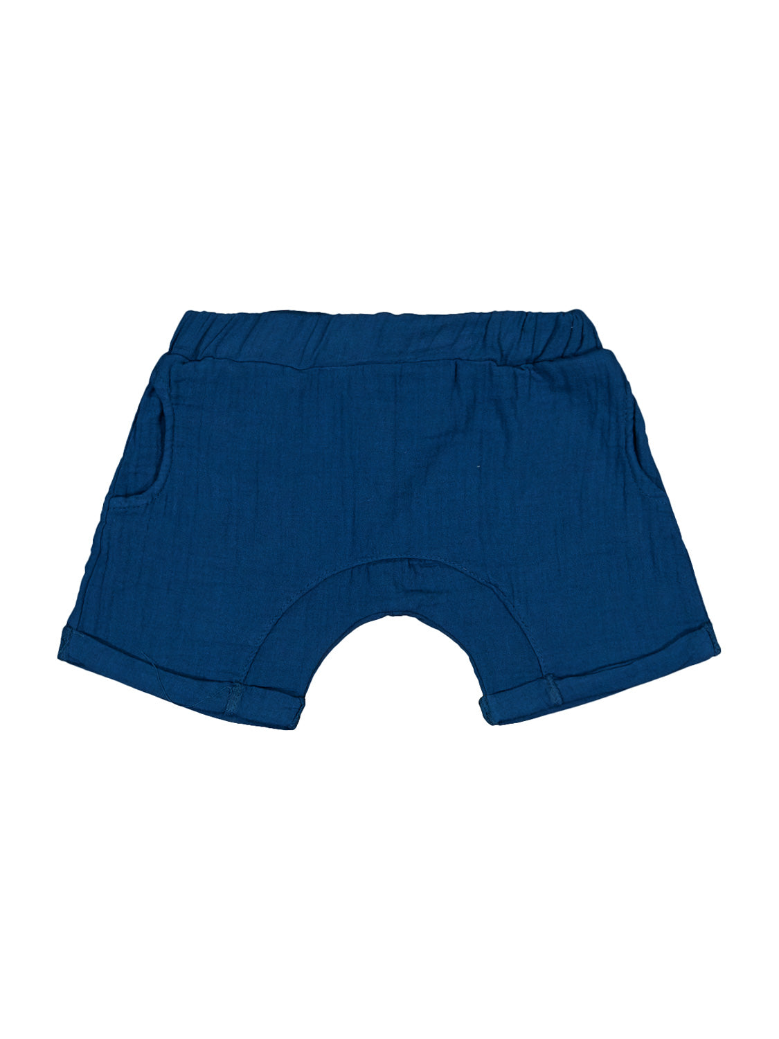 Kleine, marineblaue Shorts für Kleinkinder mit elastischem Bund, Harem-Schnitt und Seitentaschen. Perfekt für lässige Babymode von bellybutton.