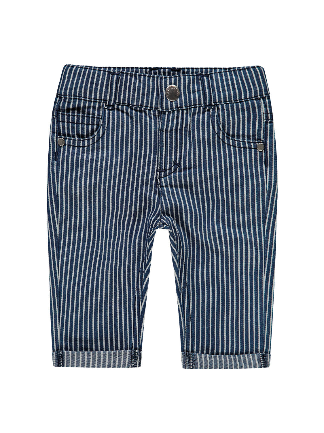 Kinderhose Hose Underwater World Blau aus denimartigem Stoff mit schmalen weißen Streifen, Kunstreißverschluss, Metallknopf, Gürtelschlaufen, Nieten an den Vordertaschen und leicht aufgerollten Bündchen.