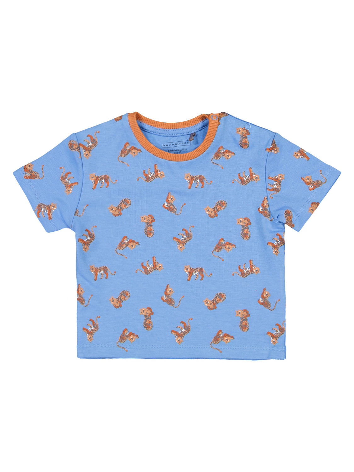 T-Shirt Blau: Kurzarm Kinder-Tee mit orange umrandetem Kragen, bedruckt mit verspielten kleinen Tigerjungen. Ideal für stilvolle Kinderbekleidung bei bellybutton.