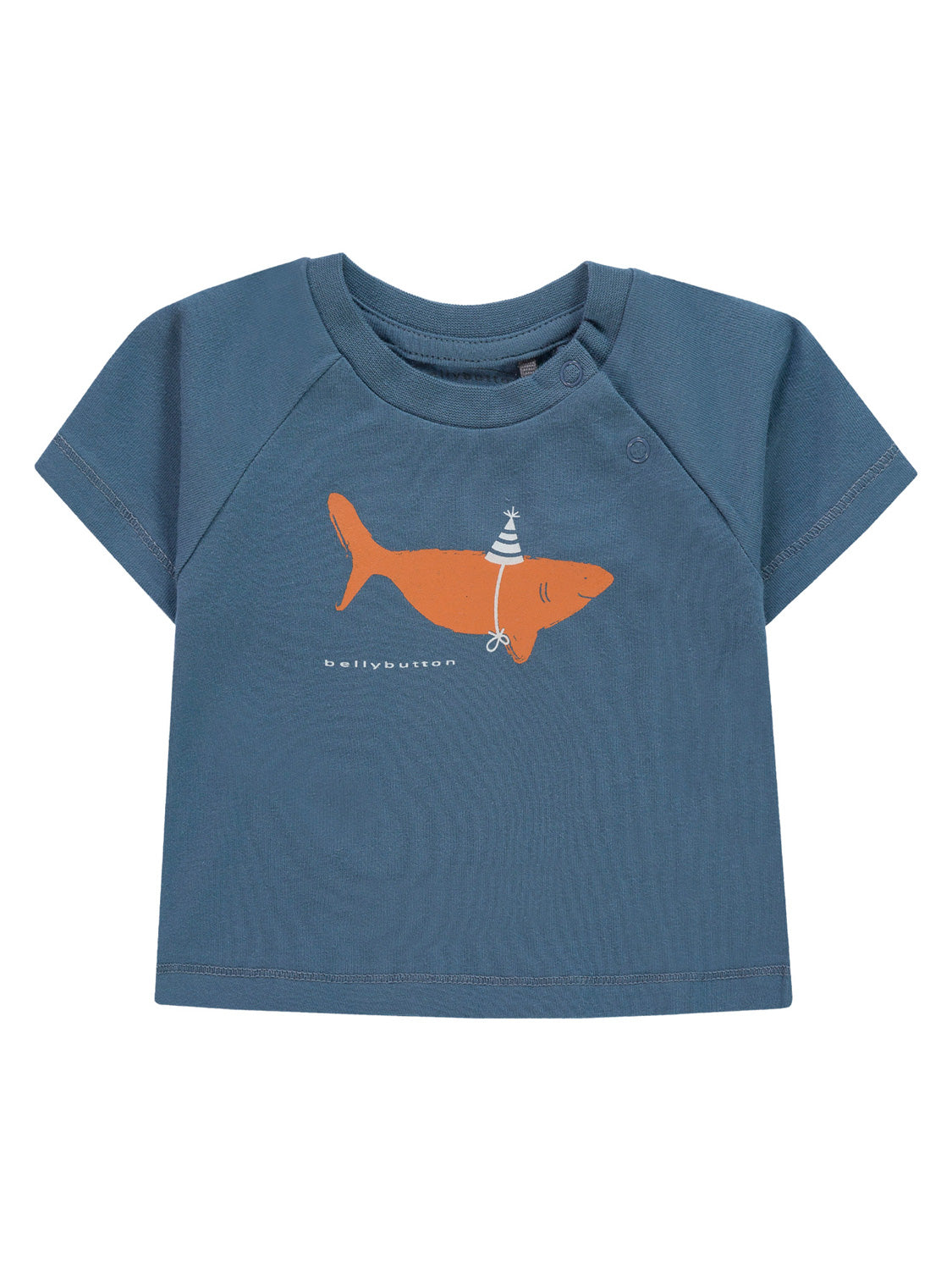 T-Shirt Blau mit orangefarbenem Hai mit Partyhut und bellybutton-Schriftzug, ideal für Babys und Kleinkinder, präsentiert von einem erfahrenen Anbieter für Kindermode.
