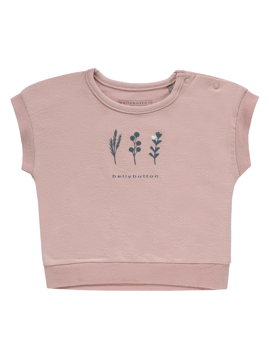 Kurzarm-T-Shirt Rosa von bellybutton mit drei botanischen Zweigen auf der Brust und zwei Druckknöpfen an der Schulter für einfaches Anziehen.