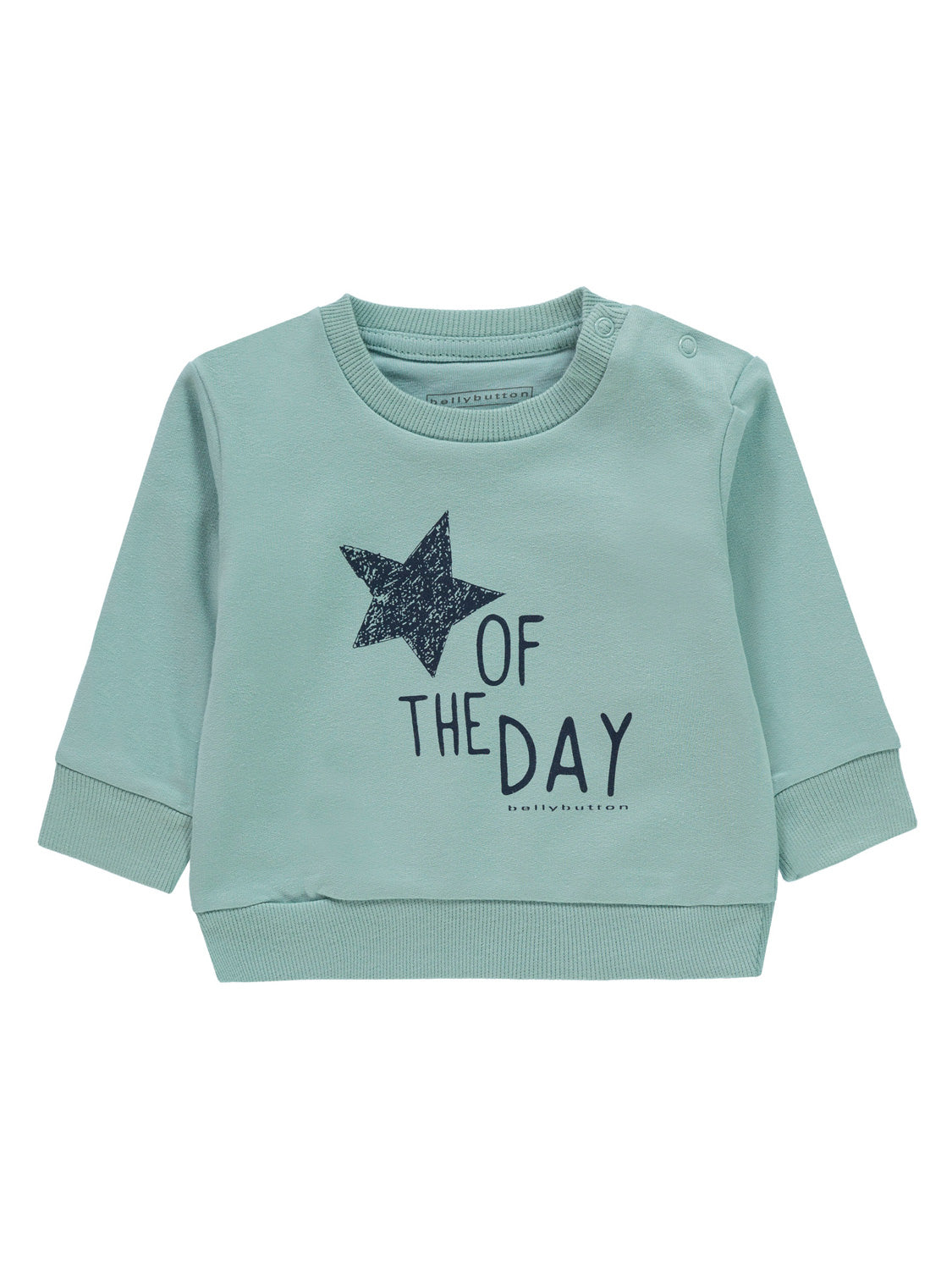 Sweatshirt Mintgrün mit langem Ärmel, Stern-Grafik und Schriftzug OF THE DAY. Druckknöpfe an der Schulter erleichtern das Anziehen. Markennamen bellybutton sichtbar.