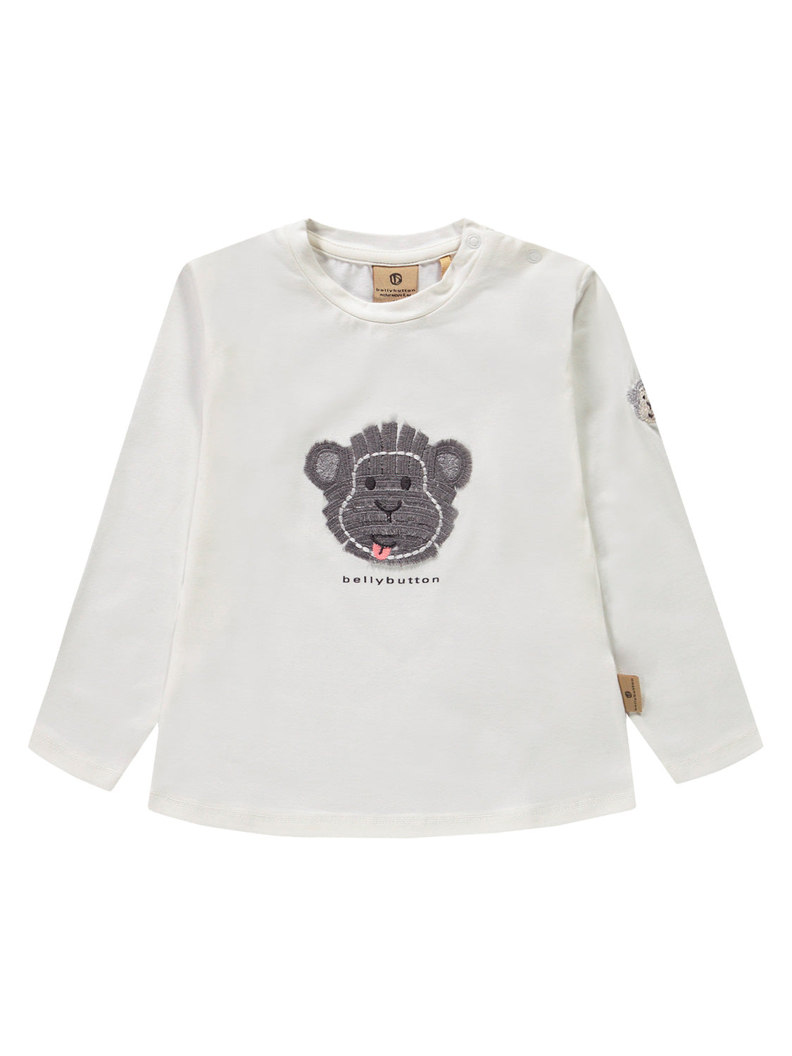 Langärmliges Kinder-T-Shirt „Longsleeve Weiß“ mit grauem Affengesicht-Stickerei, Zunge rausgestreckt, und „bellybutton“ Schriftzug. Praktische Druckknöpfe an der Schulter erleichtern das Anziehen.