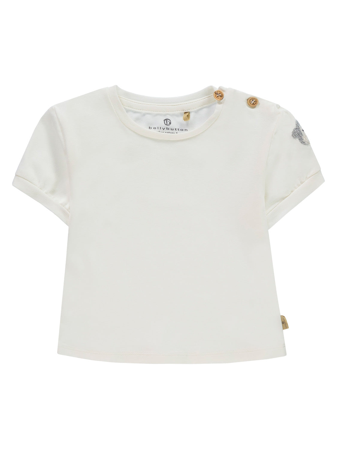 T-Shirt Weiß: Kinder-T-Shirt mit kurzen Ärmeln, Rundhalsausschnitt und zwei Holzknöpfen auf der Schulter. Marke bellybutton erkennbar am Etikett innen.