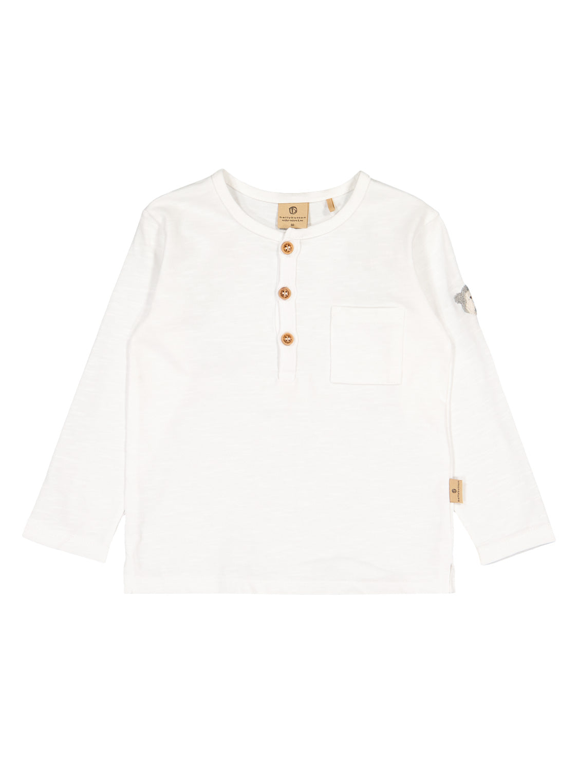 Langarmshirt Weiß aus weichem Material mit Rundhalsausschnitt, Dreiknopfleiste und kleiner Brusttasche, ideal für bequeme und stilvolle Outfits bei bellybutton.