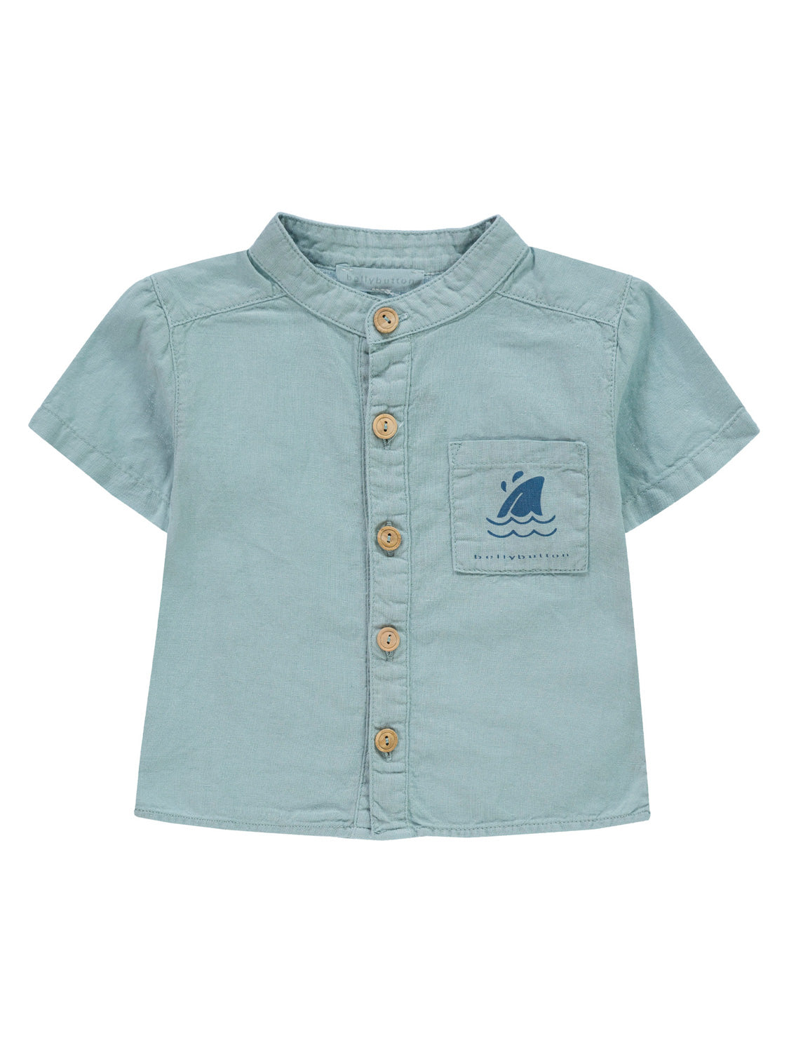 Hemd Blau: Kurzärmeliges, seafoamgrünes Hemd mit Mandarin-Kragen, Holzknebelknöpfen und Brusttasche mit stilisiertem Haifischflossen- und Wellen-Print, ideal für stilvolle Kindermode.