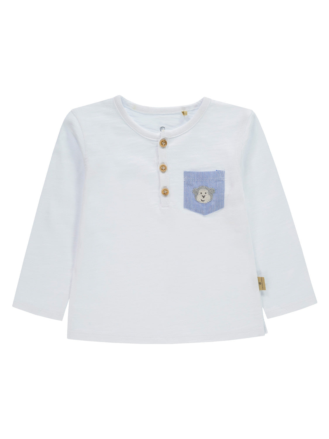 Langarmshirt Longsleeve Weiß mit Henley-Ausschnitt, drei Holzknöpfen, hellblauer Brusttasche und gesticktem Bärengesicht. Ideal für Kinder, erhältlich bei bellybutton.