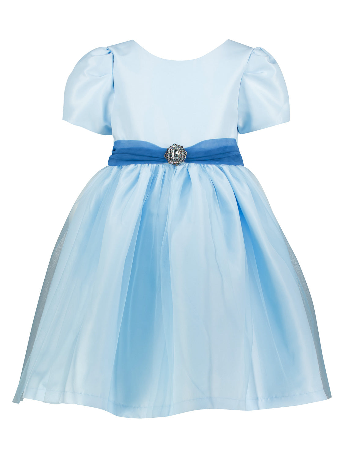 Kleid Hellblau: Zartes, hellblaues Organzakleid mit Puffärmeln, voller Rock, dunklerem Taillenband und Schmuckbrosche, ideal für festliche Anlässe.