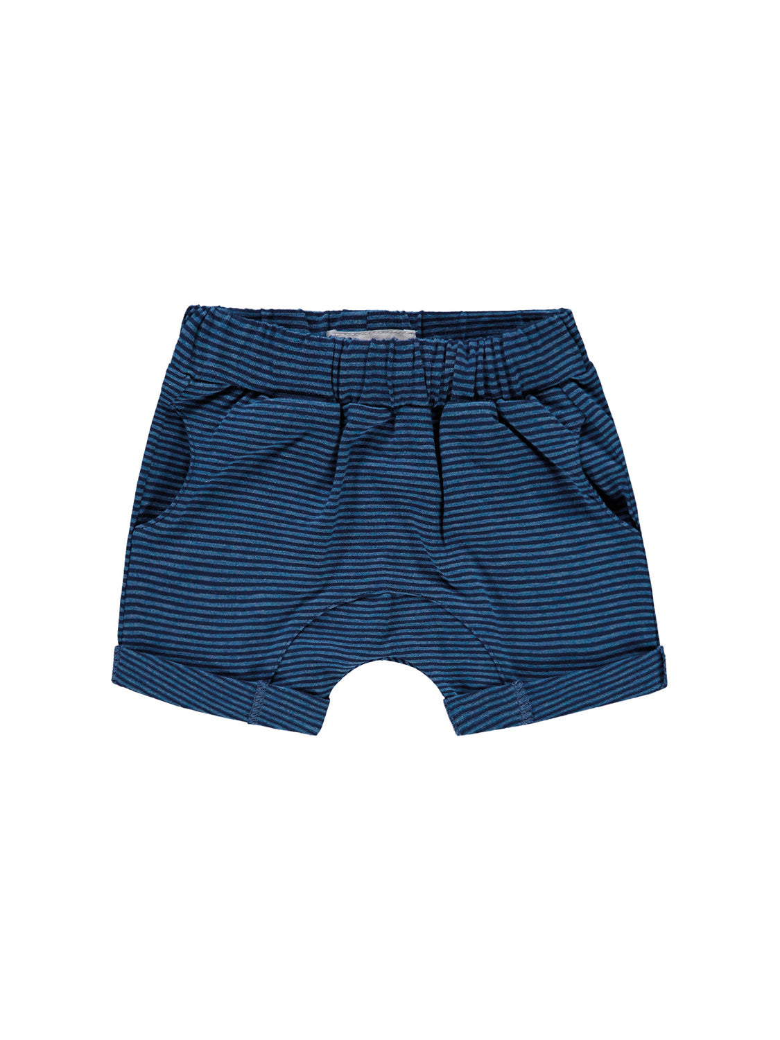 Shorts Underwater World Blau: Dunkelblaue Kindershorts mit hellblauen Streifen, elastischem Bund, Fronttaschen und kleinen umgeschlagenen Säumen, ideal für komfortable Kindermode bei bellybutton.