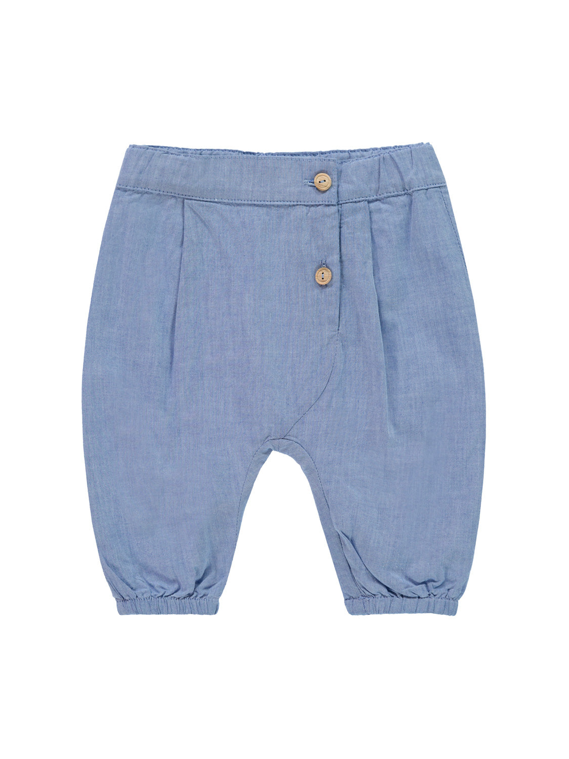 Hose Hellblau: Locker sitzende Kinderhose im Harem-Stil mit elastischem Bund, zwei Holzknöpfen und elastischen Bündchen an den Knöcheln, ideal für komfortable Bewegungsfreiheit.