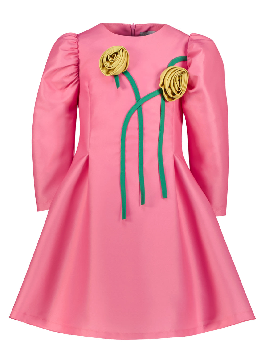 Kleid Pink: Satinkleid mit halblangen Ärmeln, dekorativen 3D-Blumen und grünen Bändern, das von Mama Luma, einer kalifornischen Marke, bei bellybutton angeboten wird.