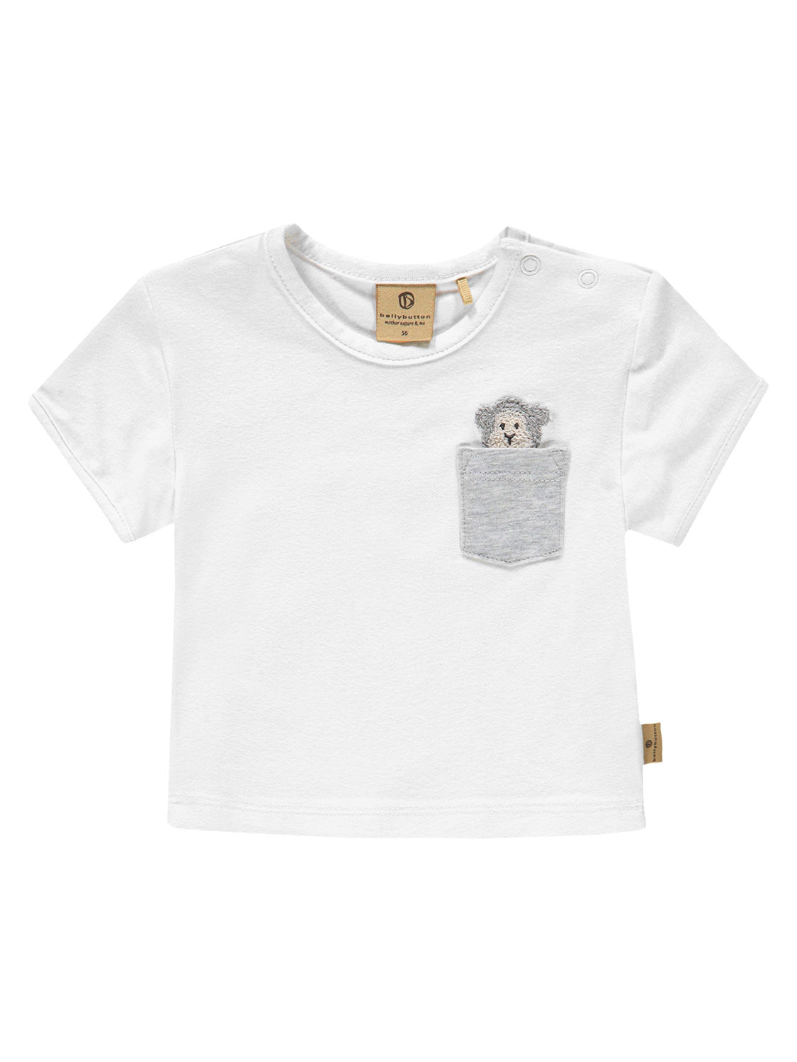T-Shirt Weiß mit Schulterknöpfen und grauer Brusttasche, aus der ein kleiner Teddybär-Kopf und Arme herausragen, ideal für einfaches Anziehen von Babys und Kleinkindern.