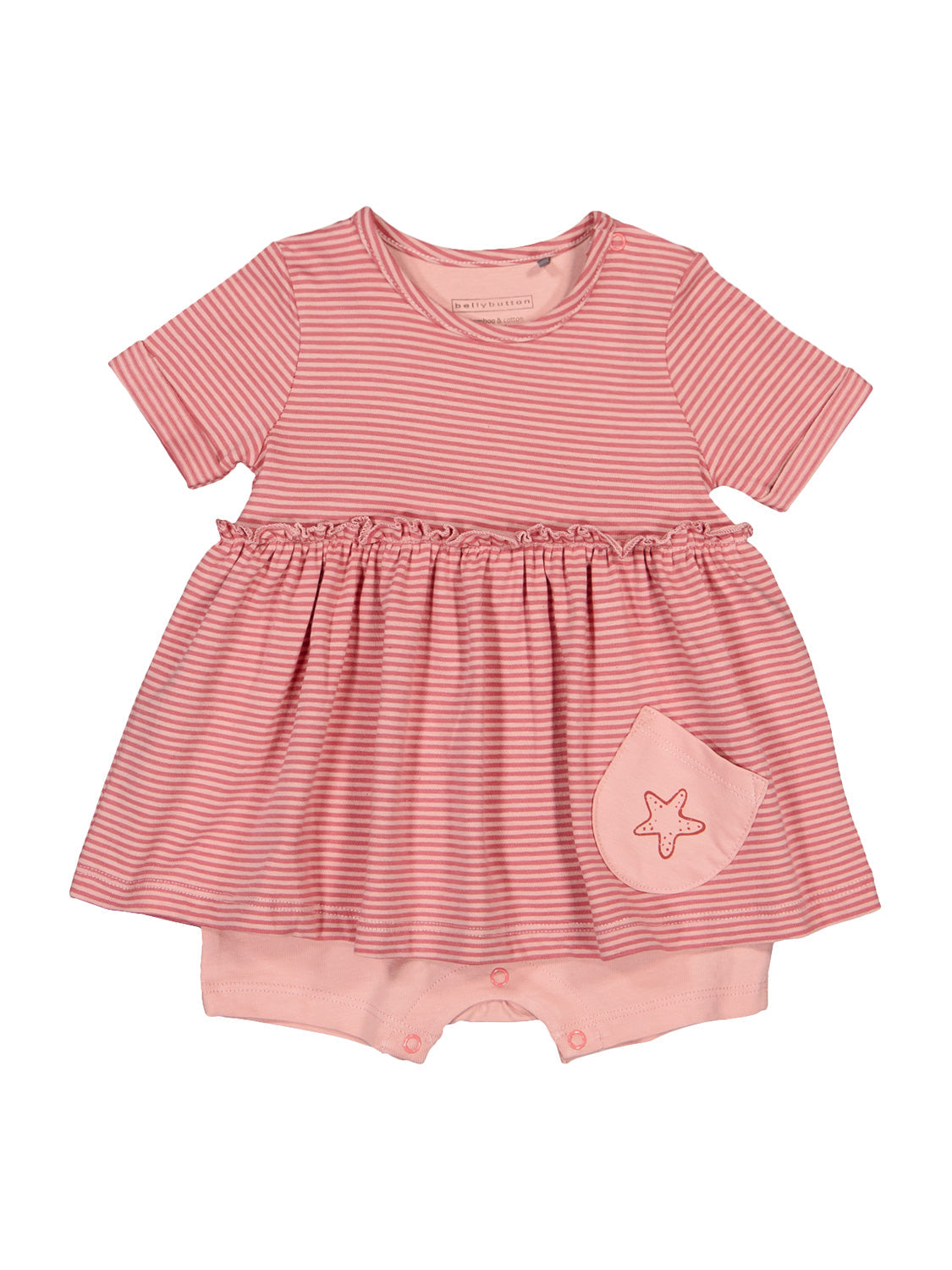 Kleid Koralle: Baby-Mädchen Einteiler mit pink-weißen Streifen, Rüsche an der Taille, kleiner Tasche mit Seesternmotiv und Druckknöpfen im Schritt, ideal für modische Babymode bei bellybutton.