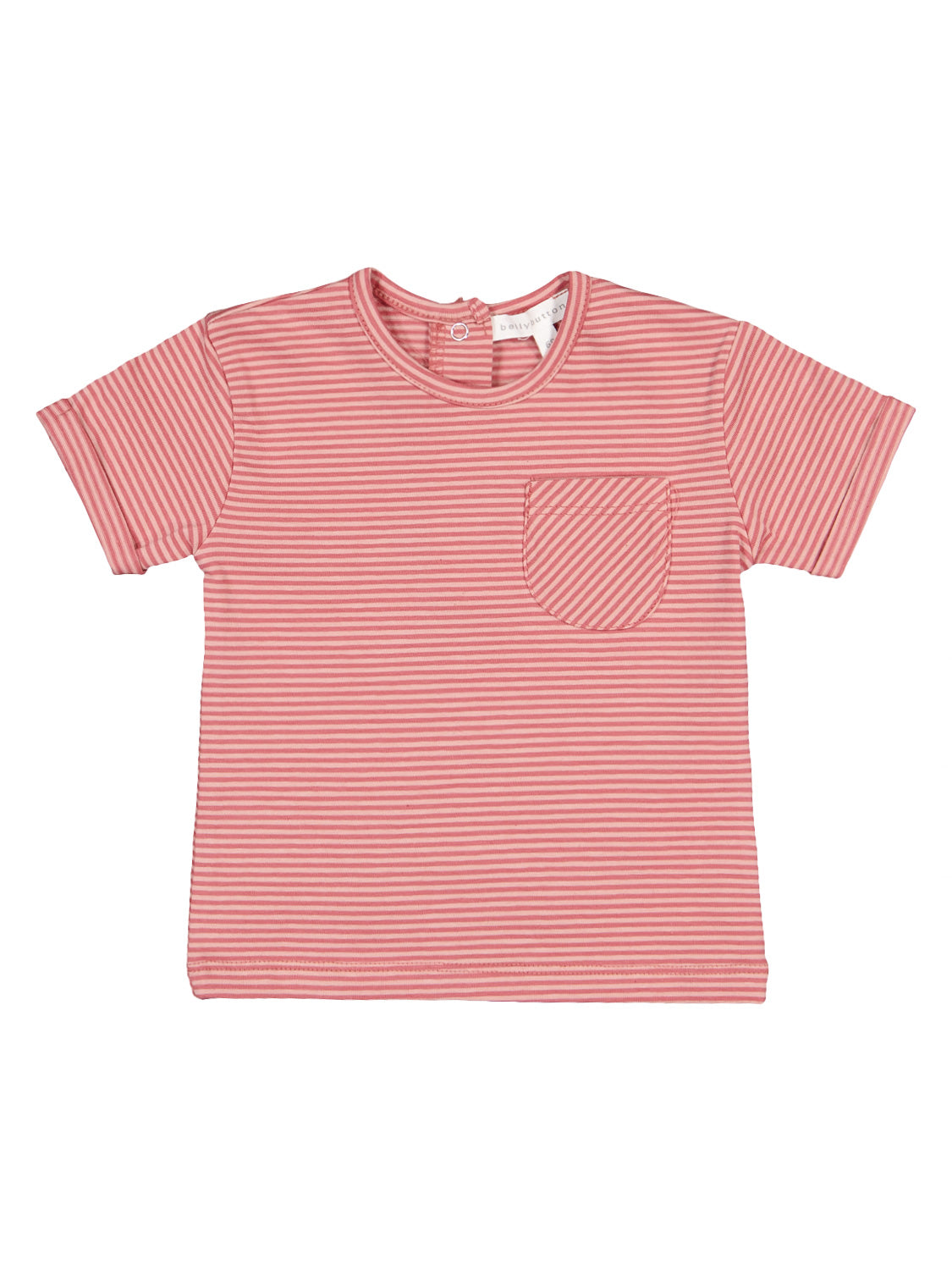 T-Shirt Lot of Shells Koralle mit kurzen Ärmeln, rundem Ausschnitt und kleiner Brusttasche, schmal gestreift in Pink-Weiß. Perfekt für stilvolle Kindermode von bellybutton.