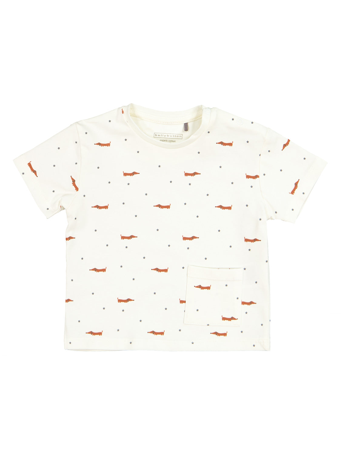 T-Shirt Cremeweiß aus Bio-Baumwolle von bellybutton, bedruckt mit rostfarbenen Dackel-Silhouetten und grauen Sternen, mit kleinem Taschen-Detail vorne rechts.