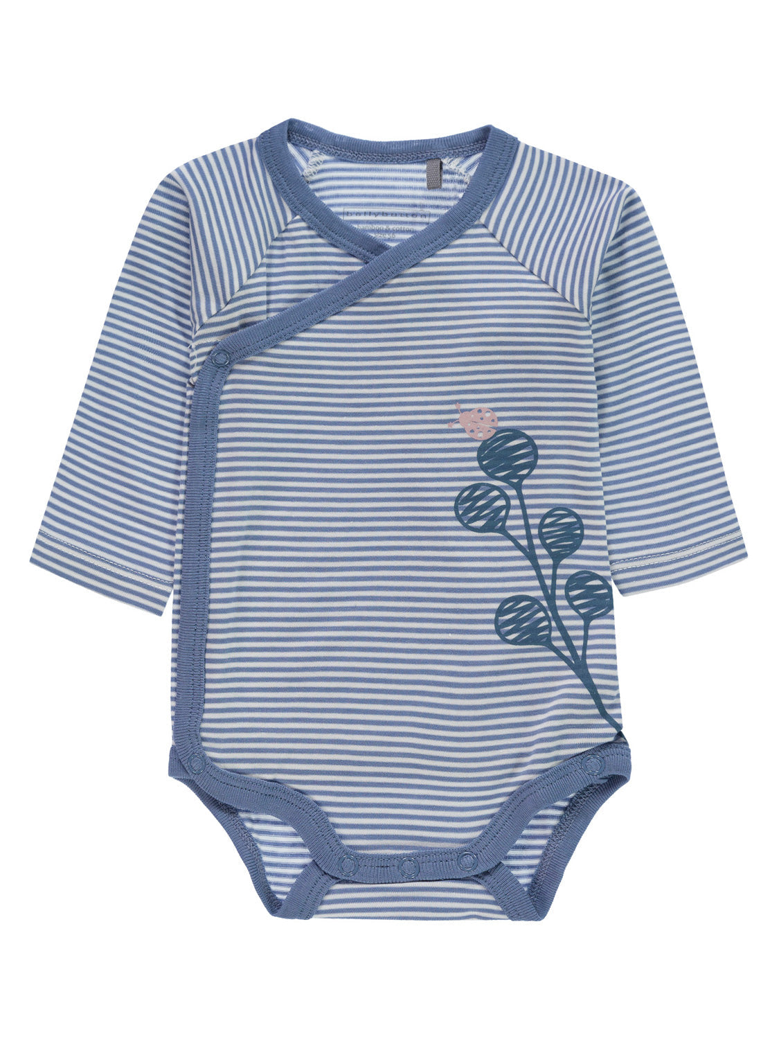 Strampler Blau: Langarm-Babybody mit Wickelverschluss, hellblau-weiß gestreift, mit Druckknöpfen und stilisiertem Zweig- und Marienkäfermotiv, passend zu bellybutton's stilvoller Babymode.