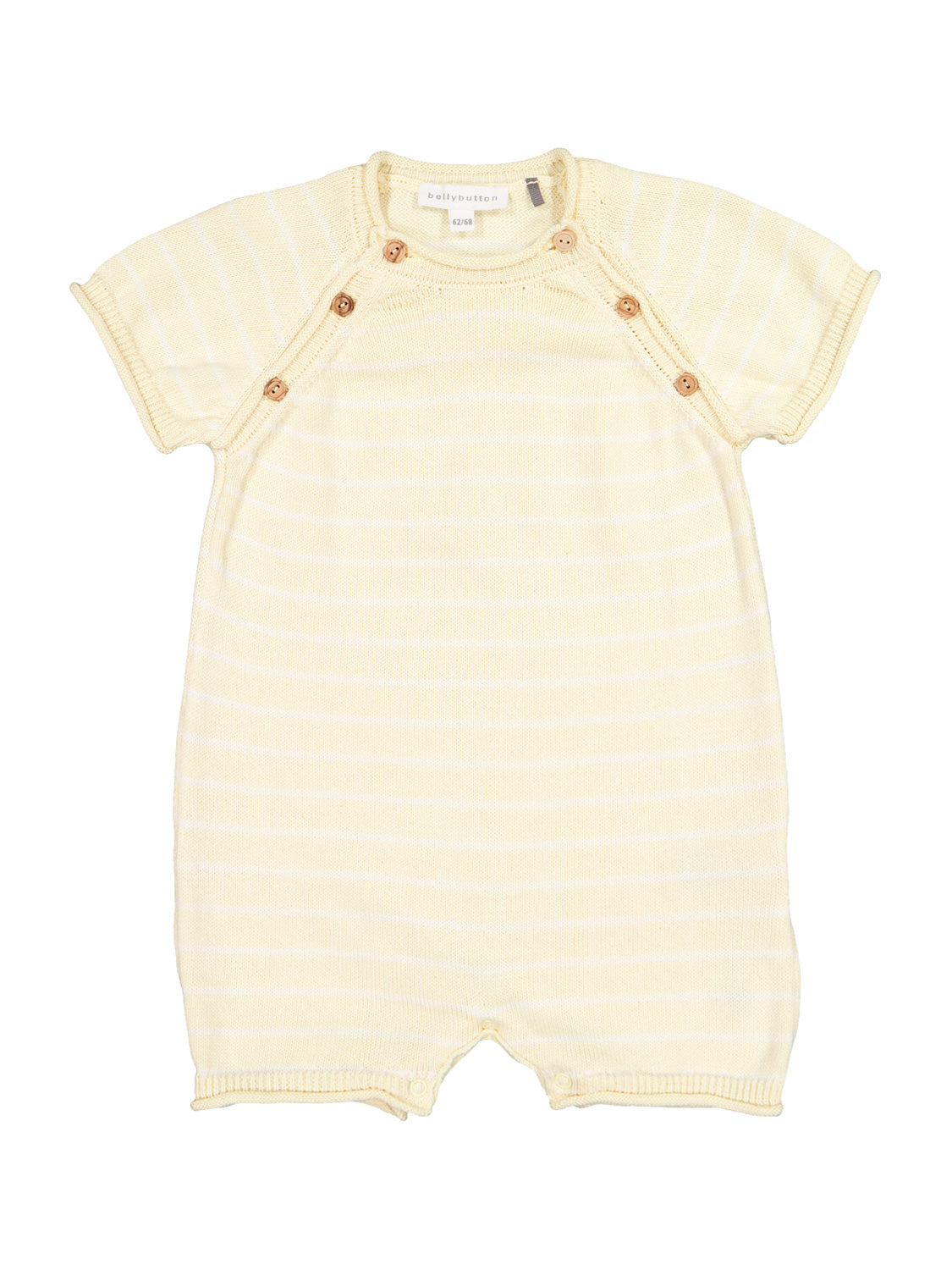 Strampler Gelb: Kurzärmeliger, gestrickter Babystrampler mit Holzknöpfen an den Raglan-Schultern und Druckknöpfen im Schritt, gestreift in zartem Gelb und Weiß, Label „bellybutton“.