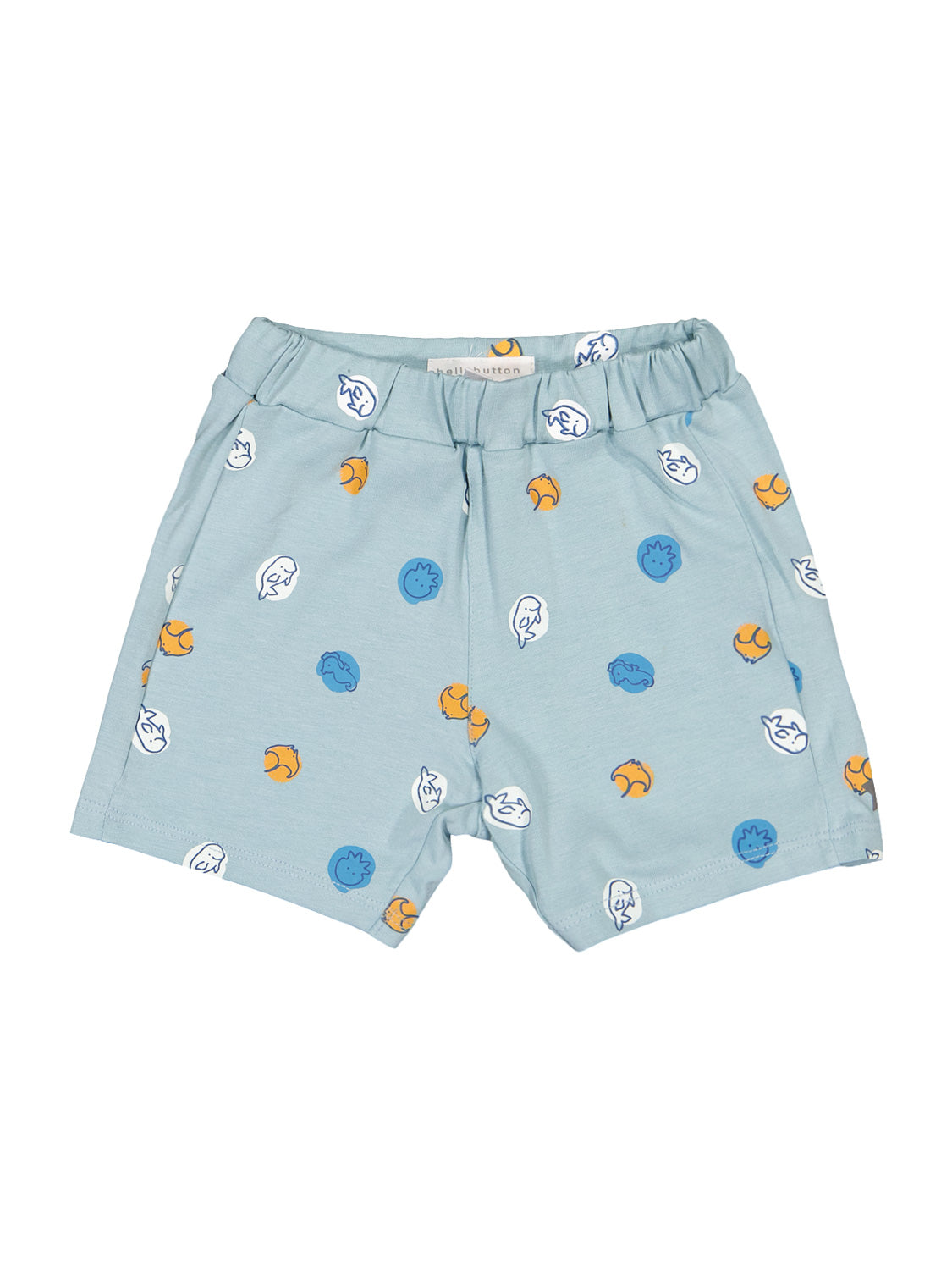 Shorts Hellblau: Kinder-Shorts mit elastischem Bund, bedruckt mit stilisierten Fischmotiven in Weiß, Blau und Orange, ideal für sommerliche Tage oder Schwimmausflüge.