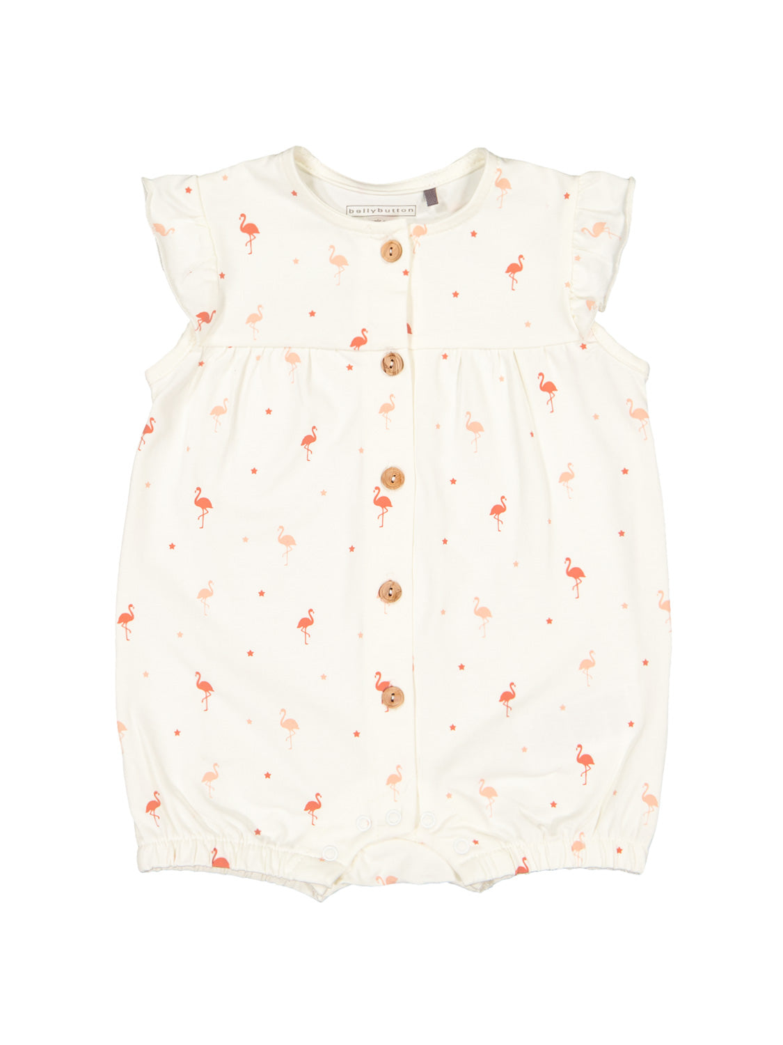 Cremeweißes Baby-Overall mit Flamingo- und Sternmuster, Rüschenärmeln, Holzknopf-Leiste und Druckknöpfen. Ideal für unkomplizierte Windelwechsel. Label: „dollybutton“. Perfekt für stilvolle Babymode.